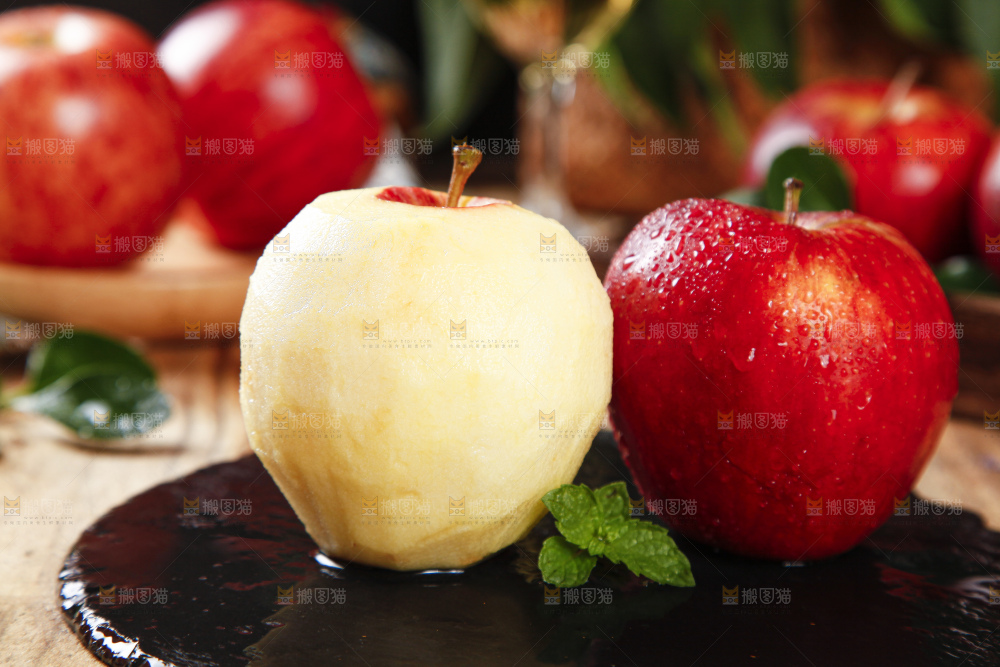 黑底上摆放着红富士苹果