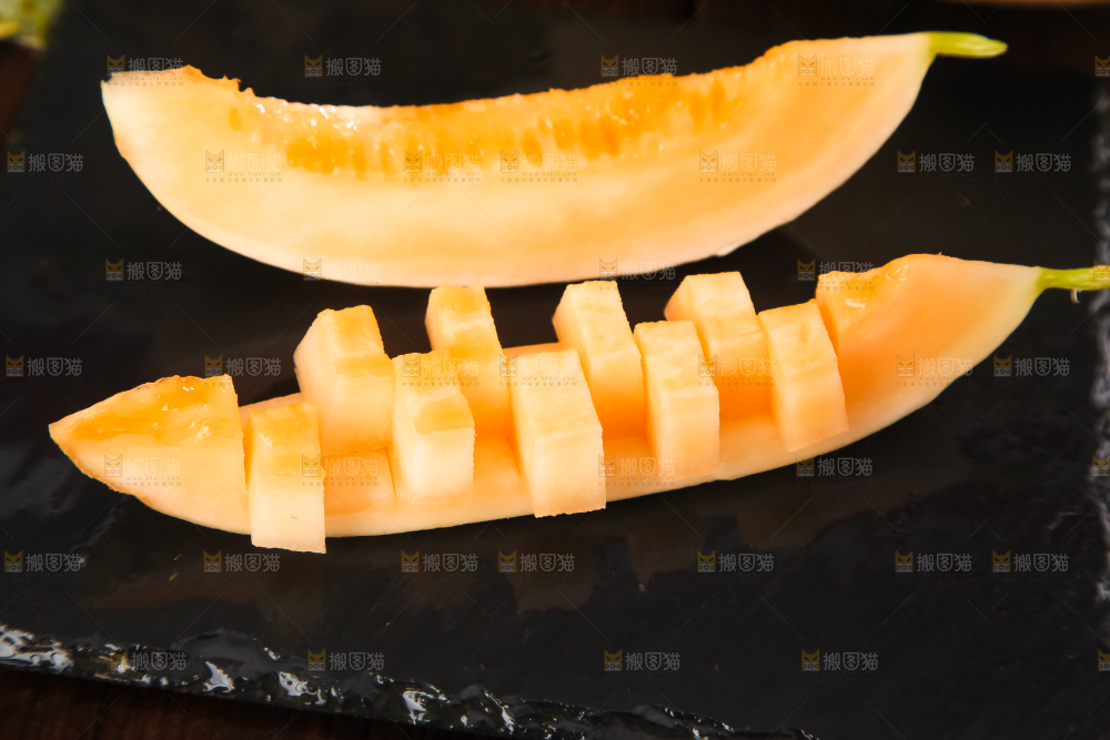 黑底上放着蜜瓜