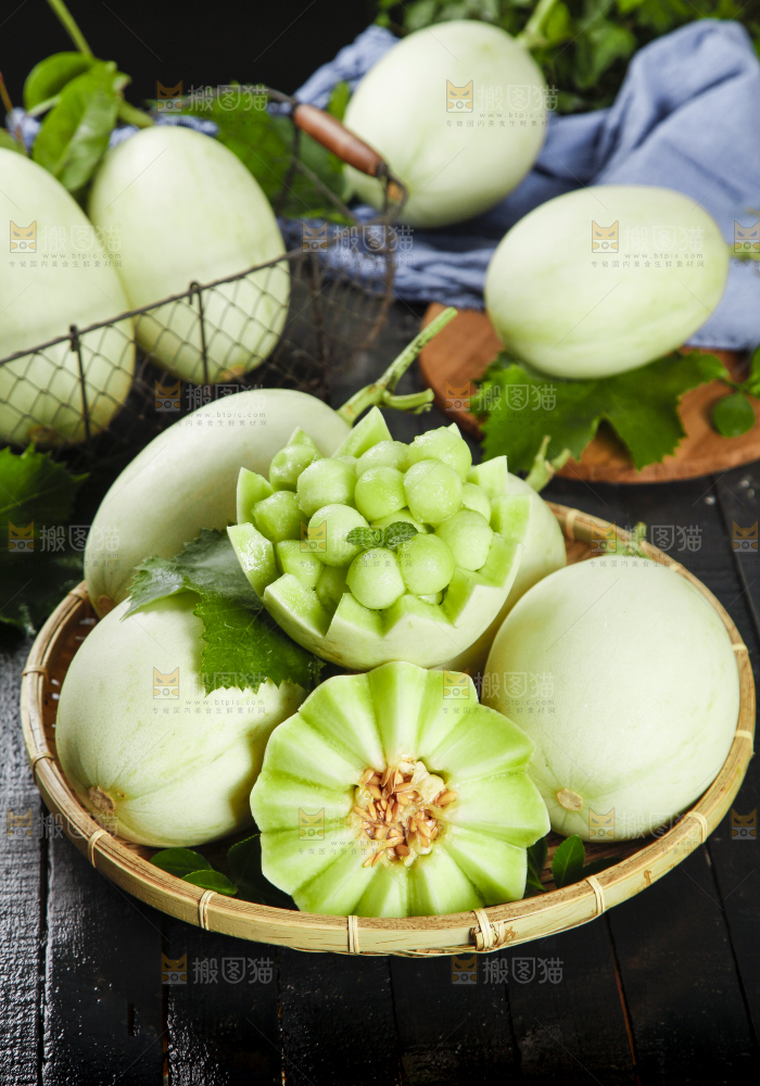 篮子里放着玉菇香瓜