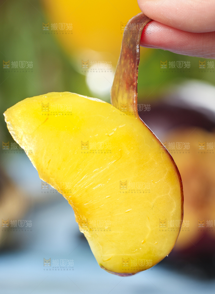 手里拿着黑李子