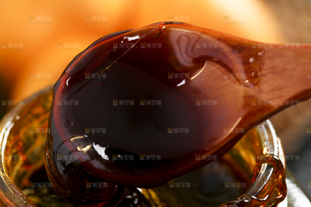 瓶子里装着枇杷梨膏