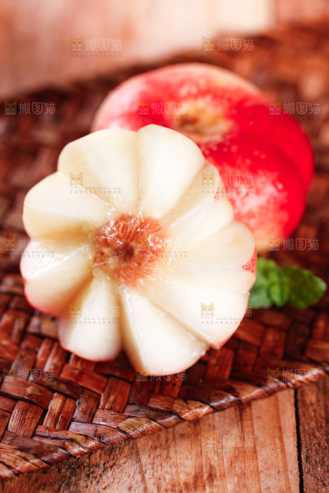 编织垫上放着纽扣蟠桃