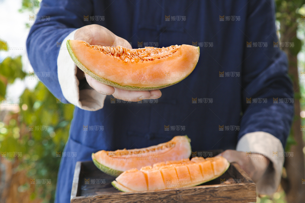 手里端着一盘哈密瓜