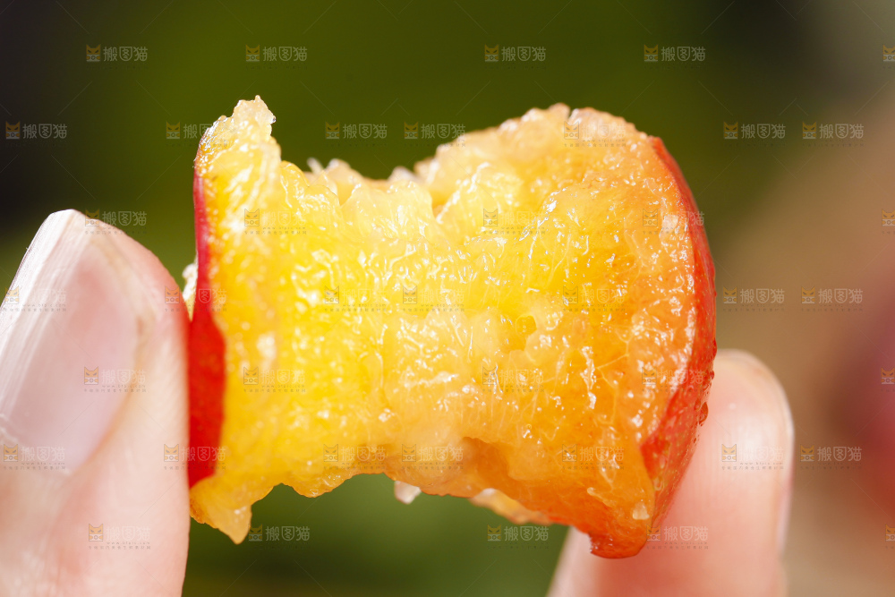 手里拿着红李子