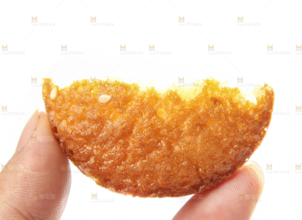 手里拿着鸡蛋糕