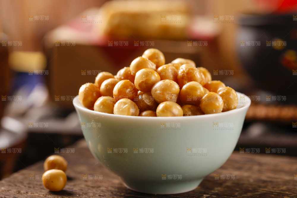 碟子里装着脆黄金豆