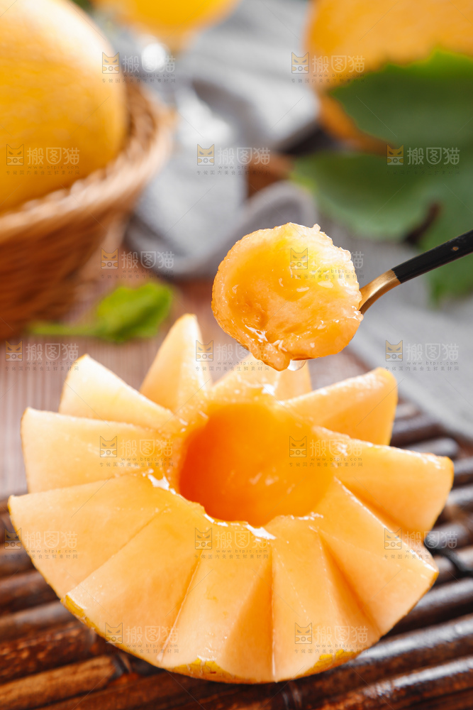 木底上放着黄皮哈密瓜