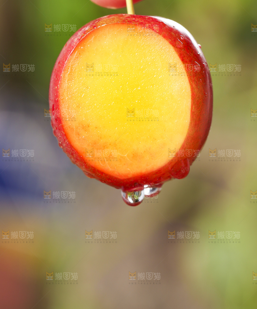 手里拿着脆李子