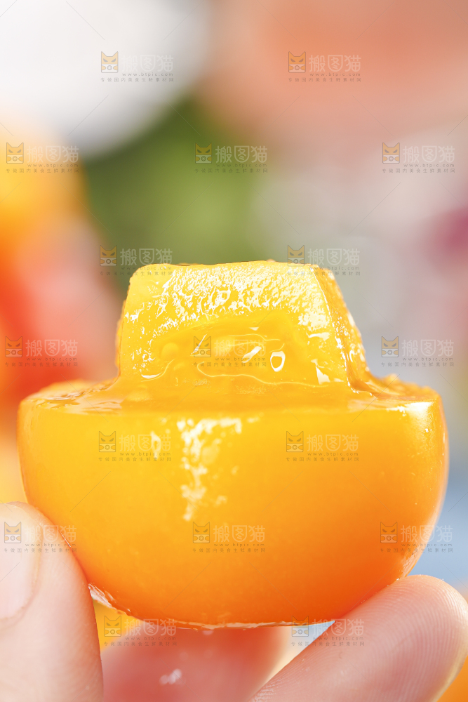 手里拿着黄色小番茄