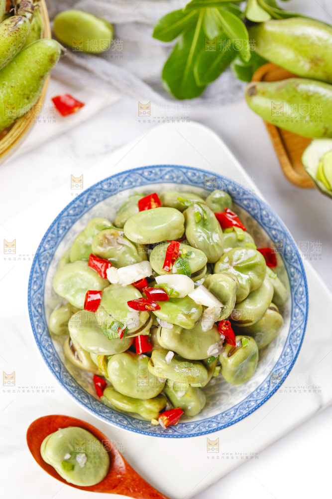 盘子里装着炒蚕豆