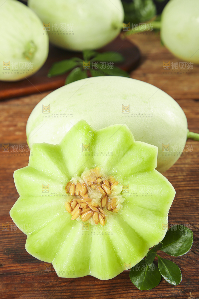 木底上放着玉菇蜜瓜