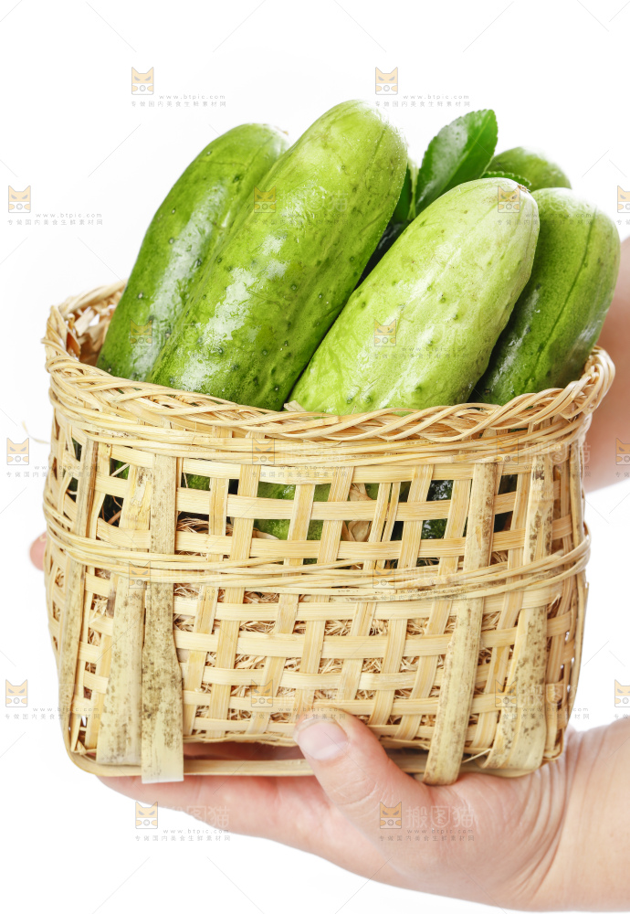 篮子里装着蔬菜黄瓜