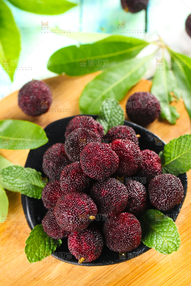 碟子里装着白蒂梅