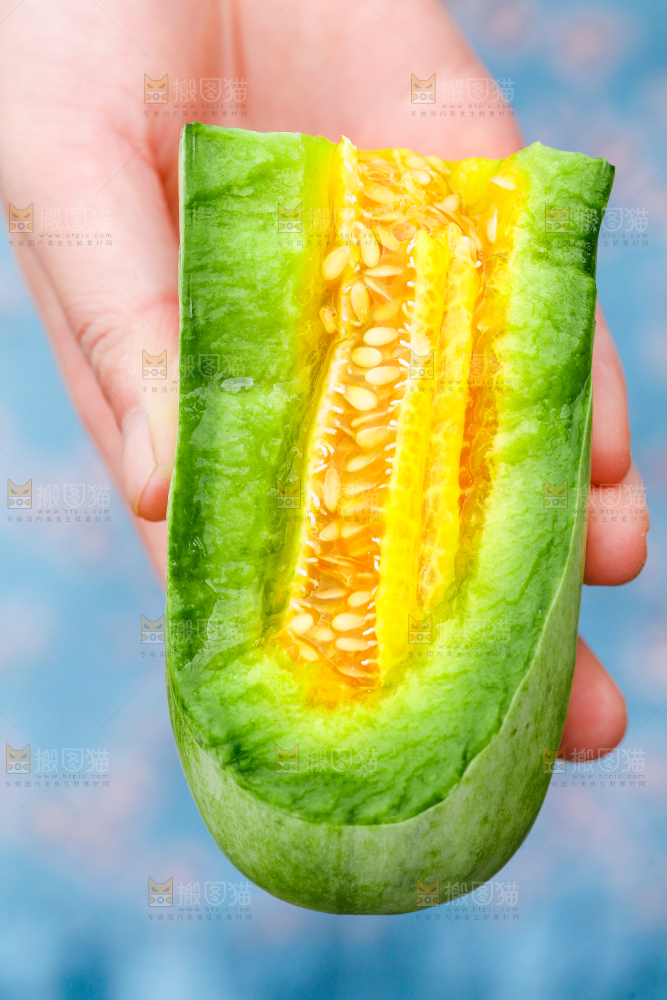 手里拿着羊角蜜