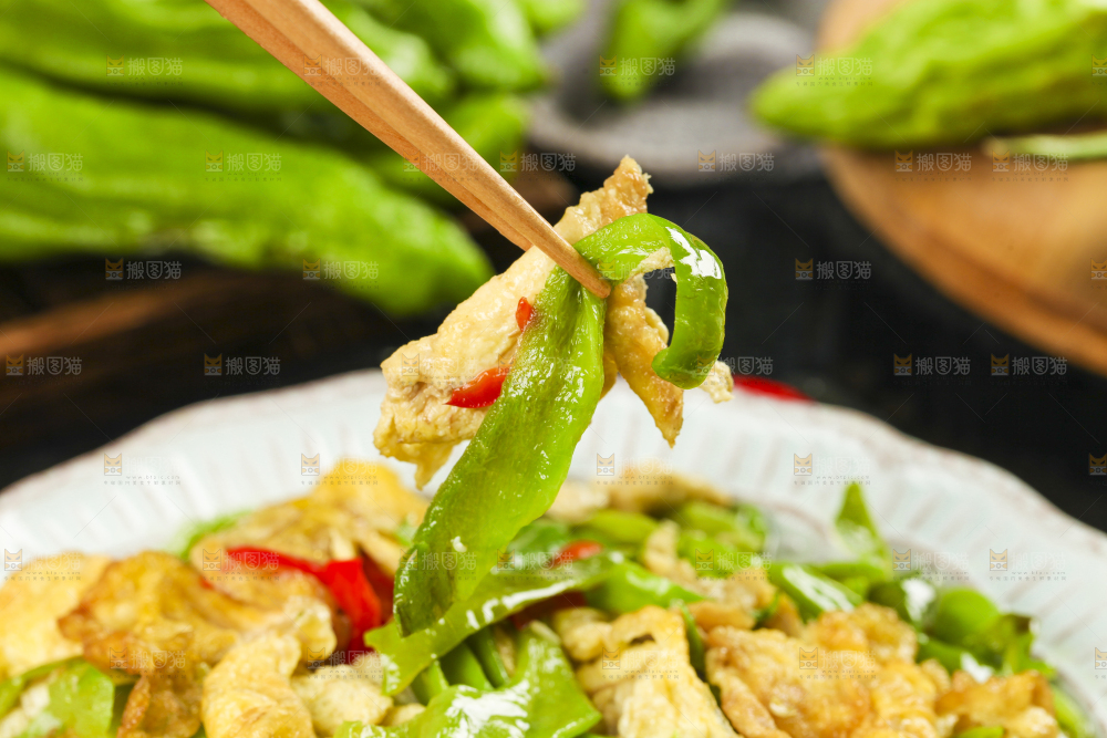 盘子里装着青椒炒鸡蛋