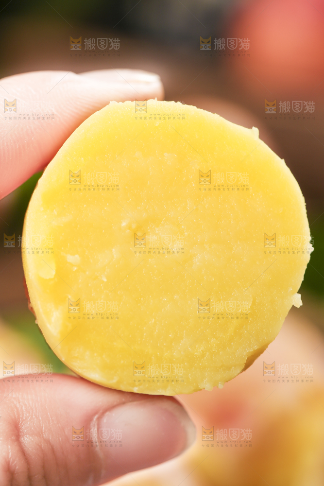 手里拿着红皮土豆