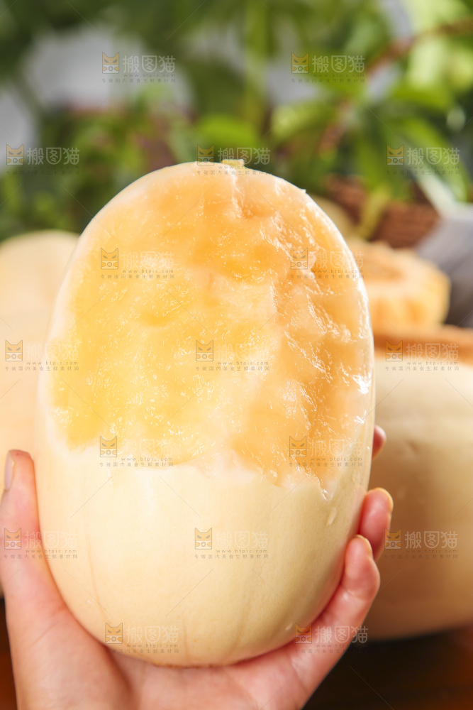 手里拿着蜜甜瓜