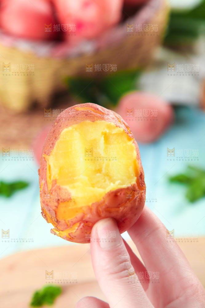手里拿着红皮土豆