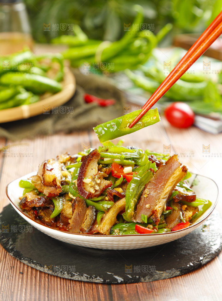 盘子里装着青椒炒肉