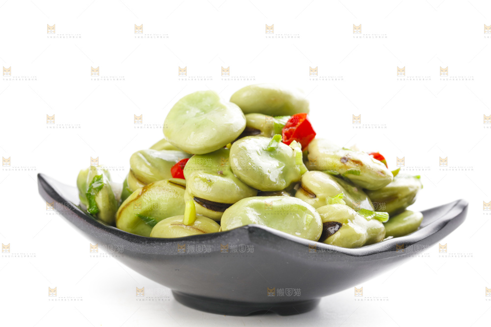 盘子里装着葱油蚕豆