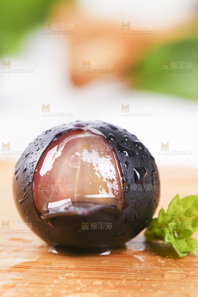 木板上摆放着新鲜蓝莓