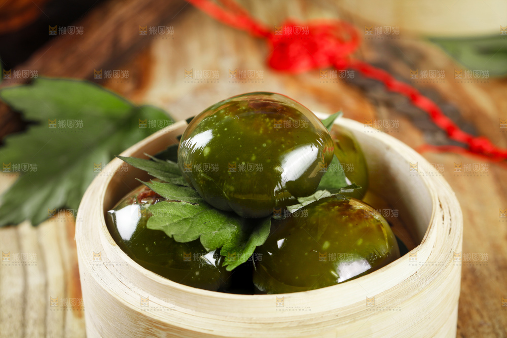 蒸笼里放着艾草青团