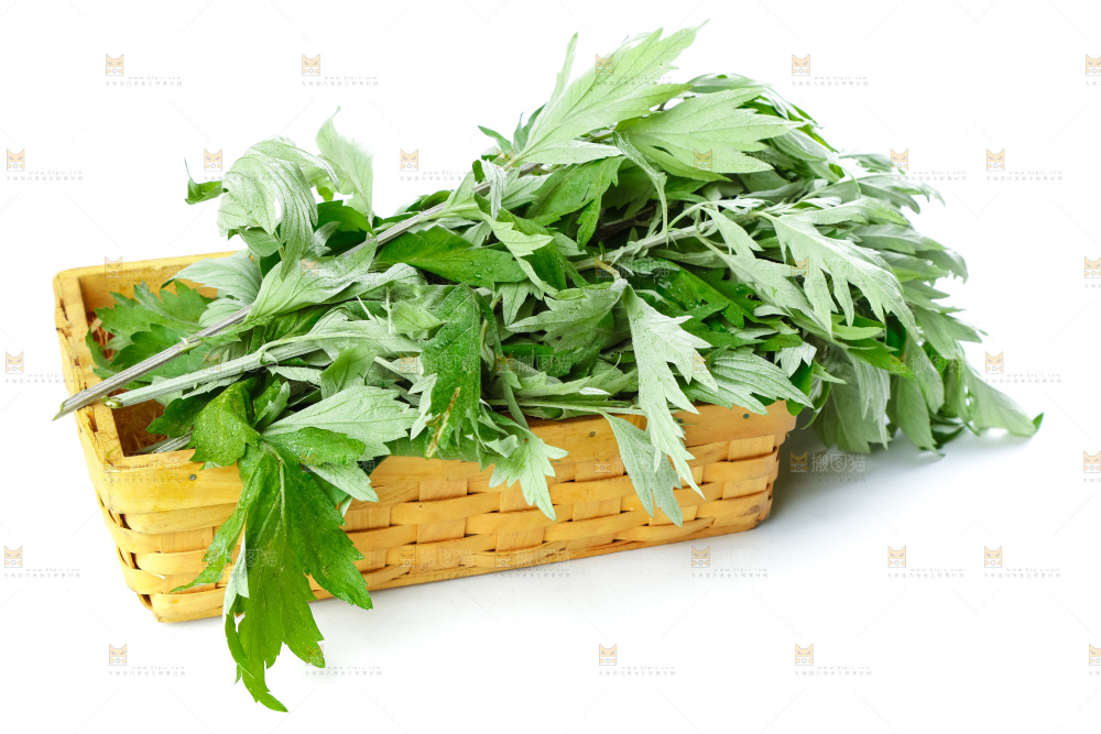 篮子里装着艾草