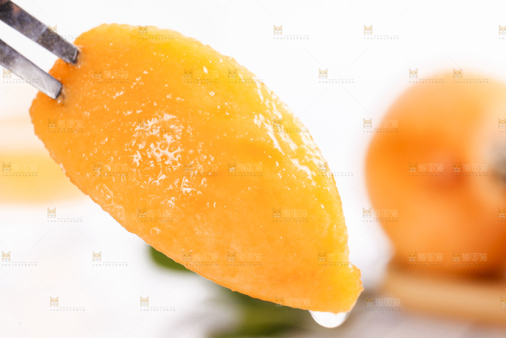 叉子叉着枇杷果