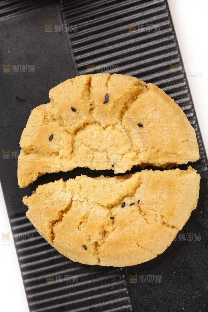 碟子里装着桃酥饼干