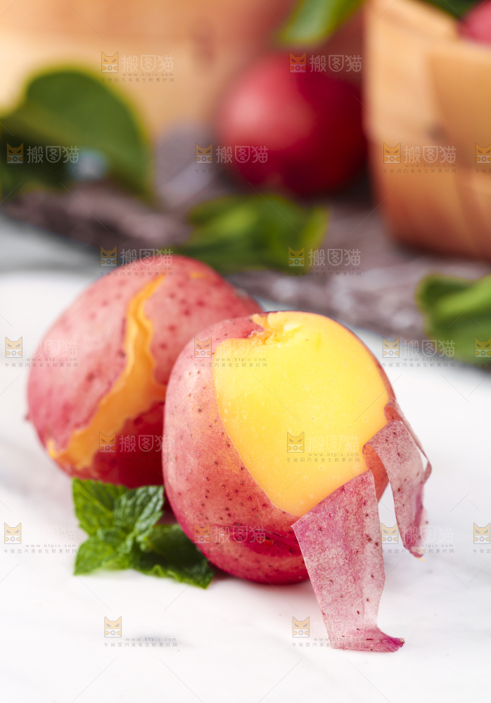 白底上放着云南红土豆