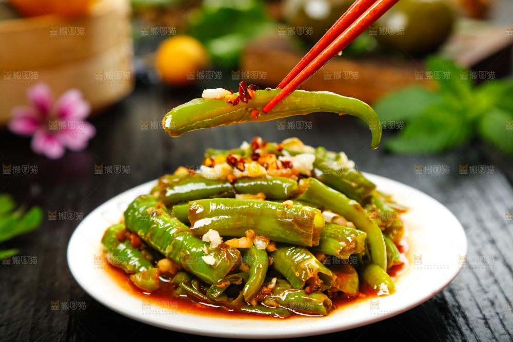 盘子装着虎皮青椒