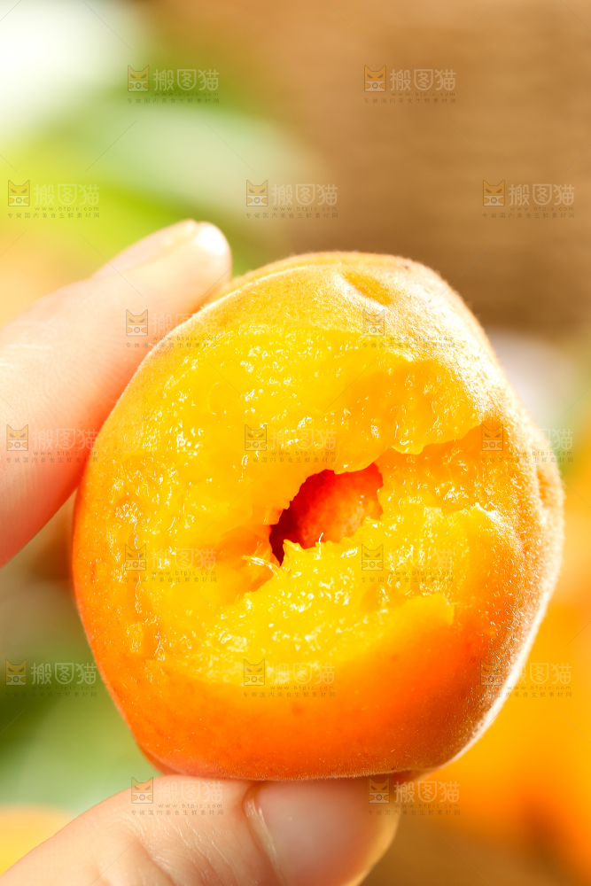 手里拿着杏子
