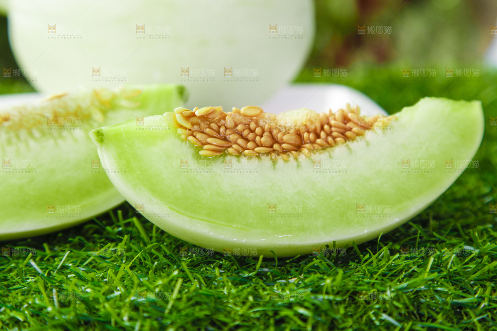 绿草地上摆放着玉菇甜瓜