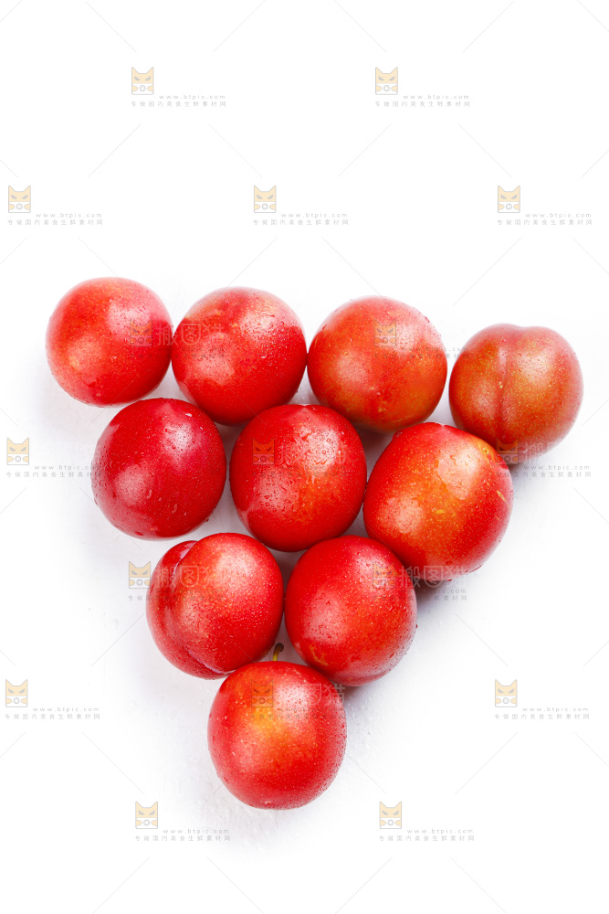 白底上放着珍珠李子