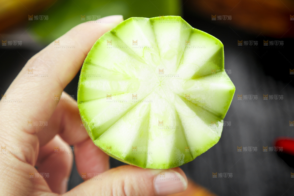 手里拿着西葫芦瓜