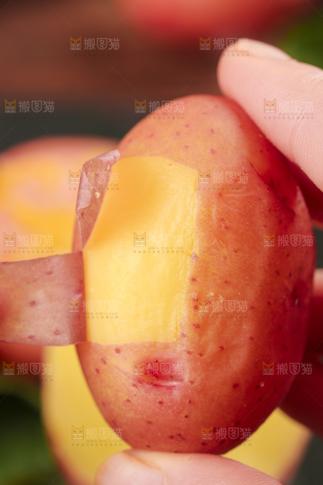 手里拿着土豆