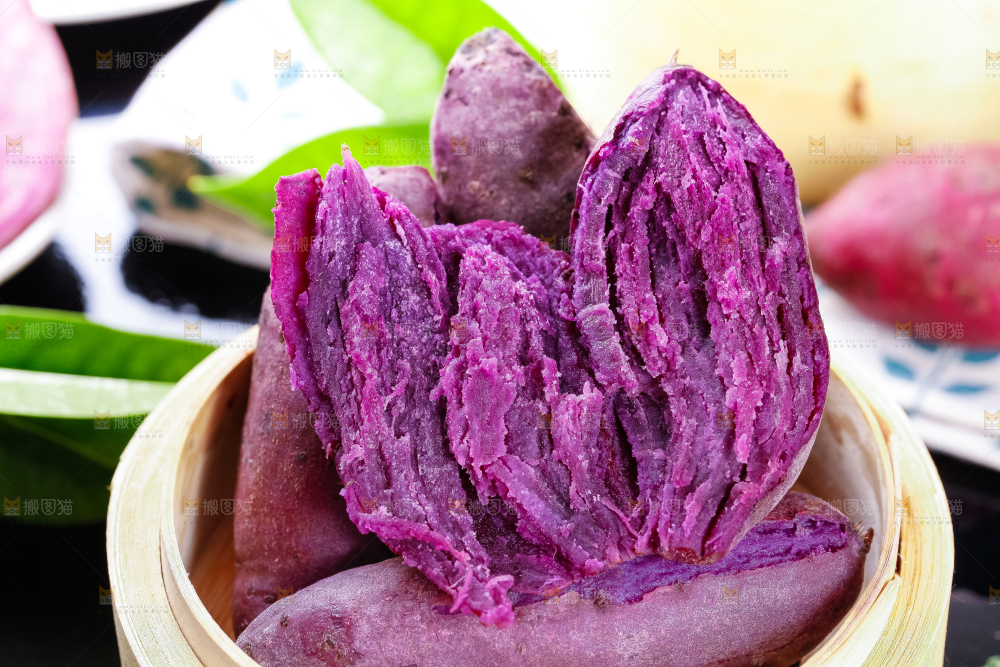 蒸笼里放着紫蜜薯