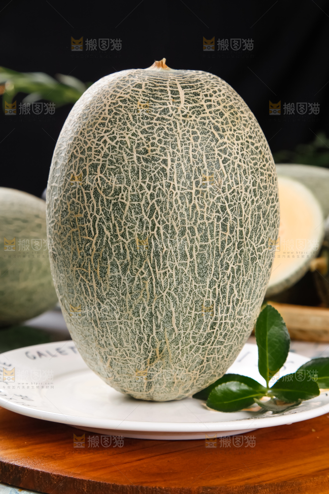 木底上摆放着网纹瓜
