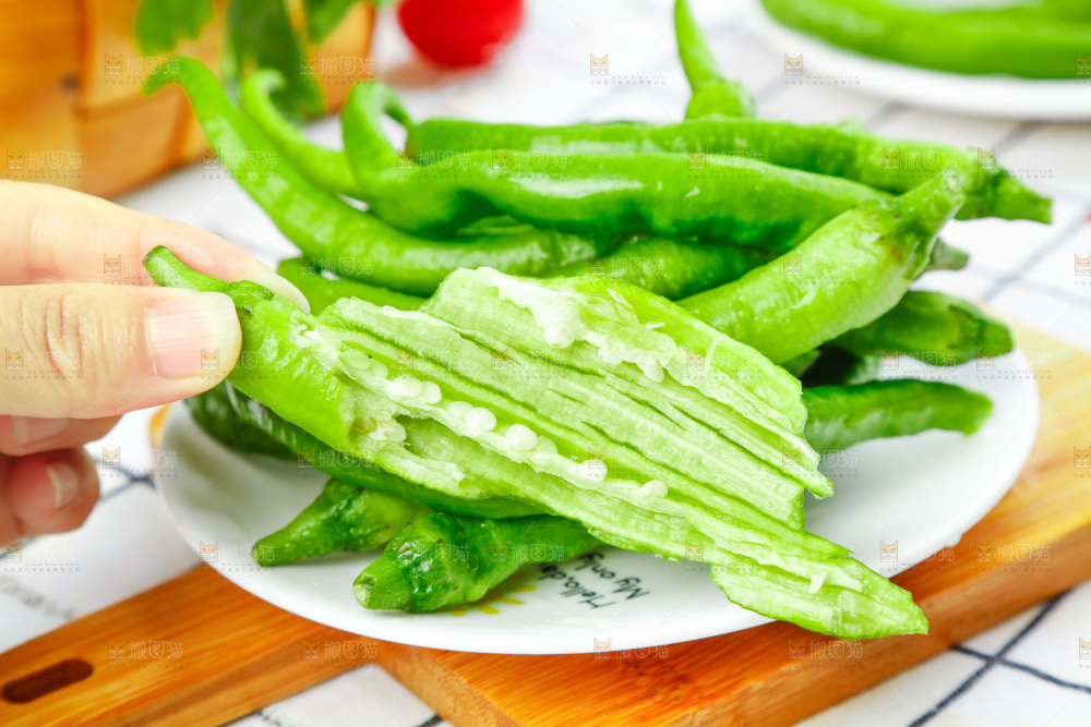 盘子里装着青辣椒