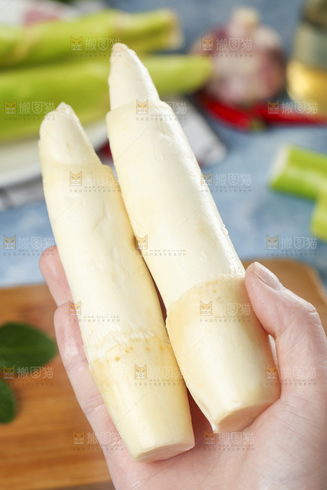手里拿着农家茭白