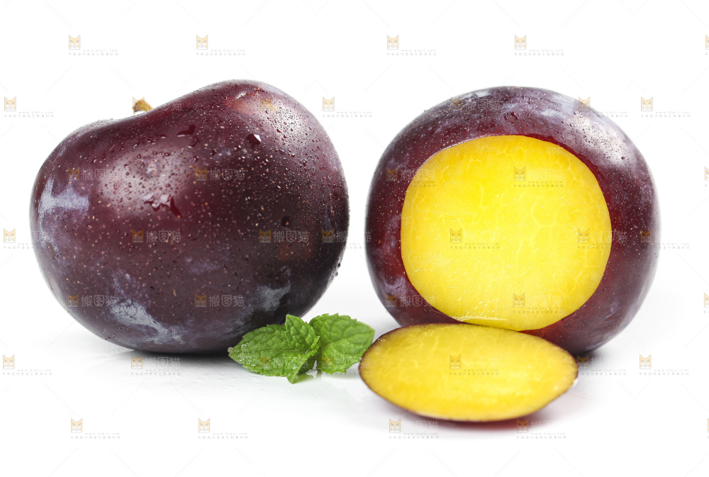 白底上放着智利黑布林李子