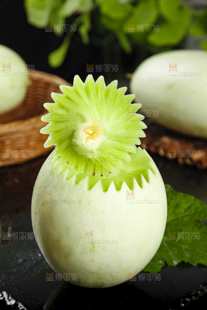 深底上放着山东玉菇甜瓜
