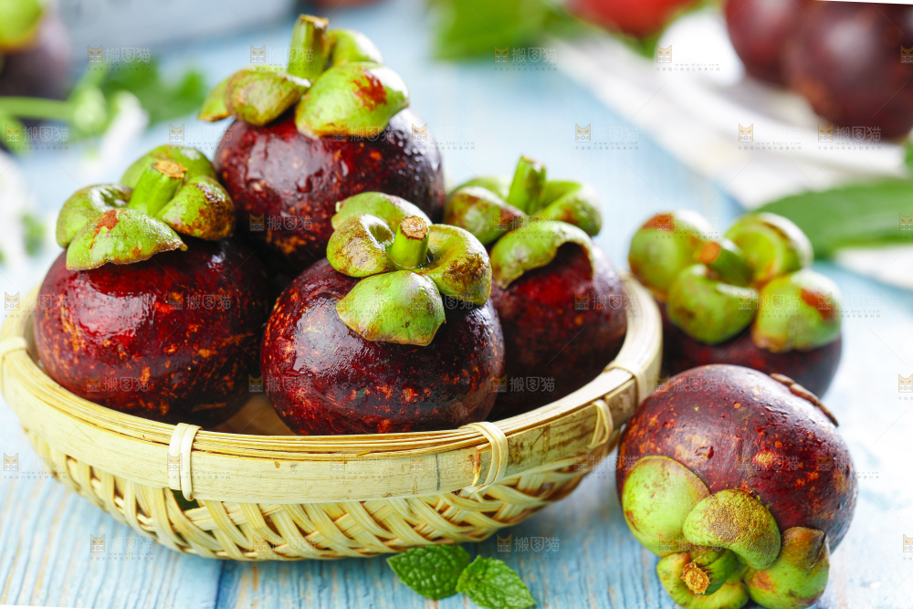 篮子里装着山竹果