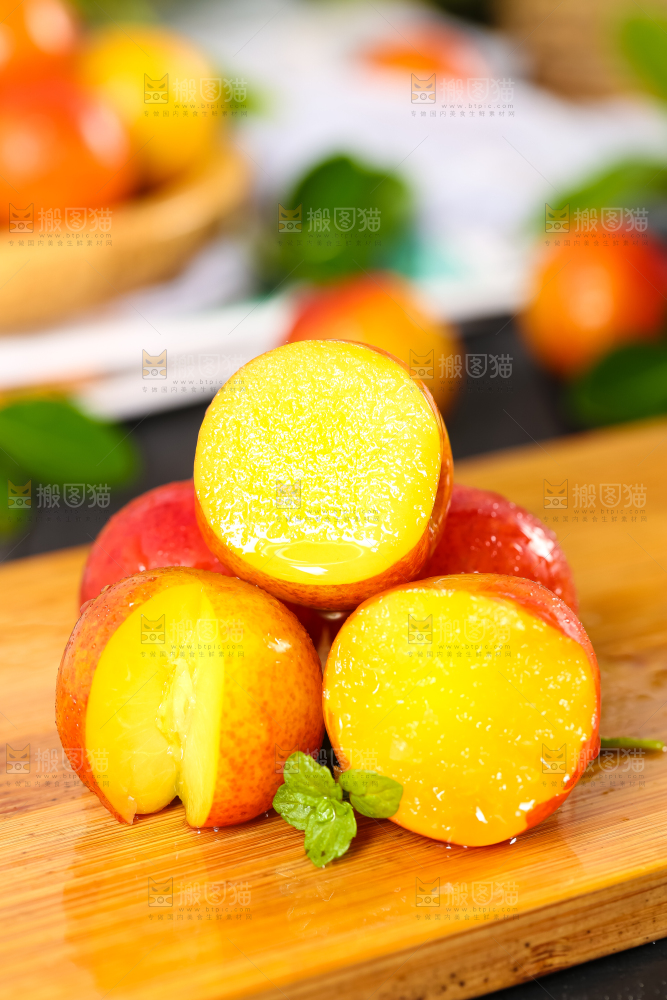 木底上摆放着珍珠李子