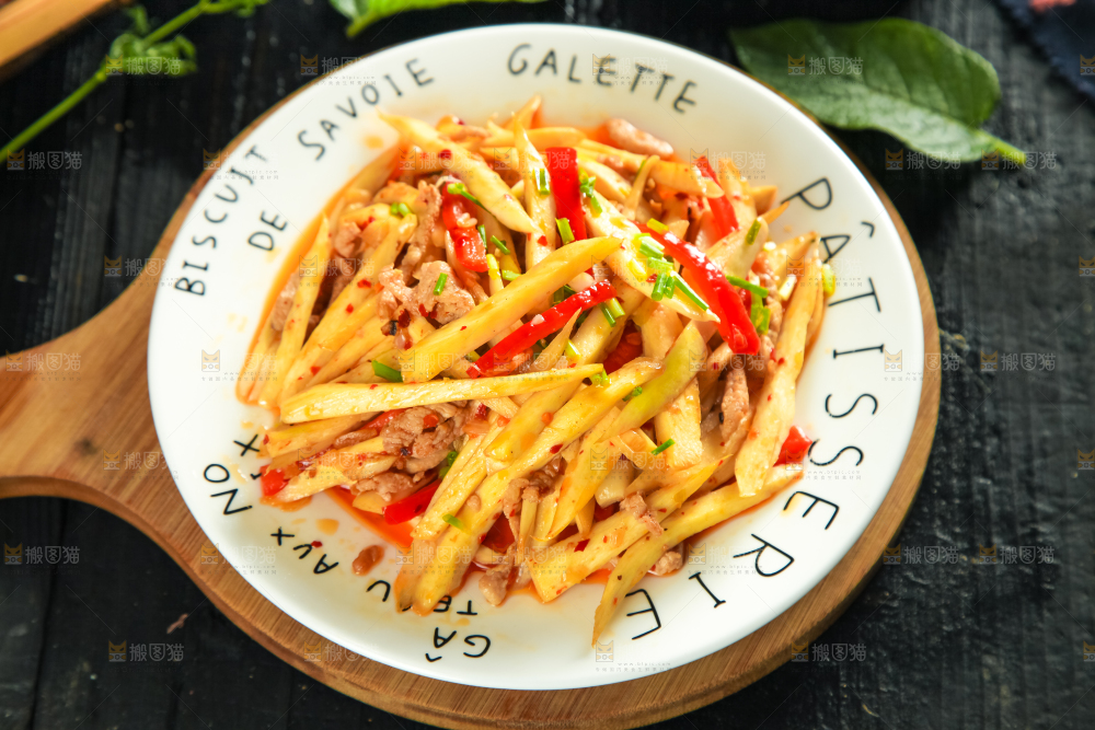盘子里装着土豆炒肉