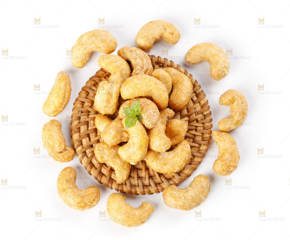 白底上摆放着腰果