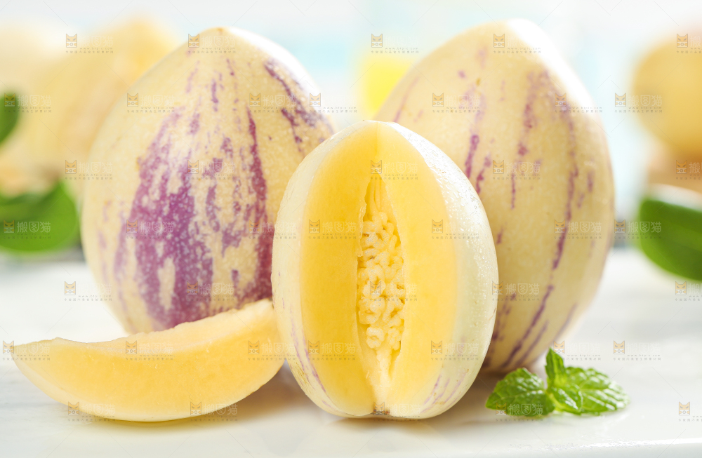 白底上放着黄心人参果