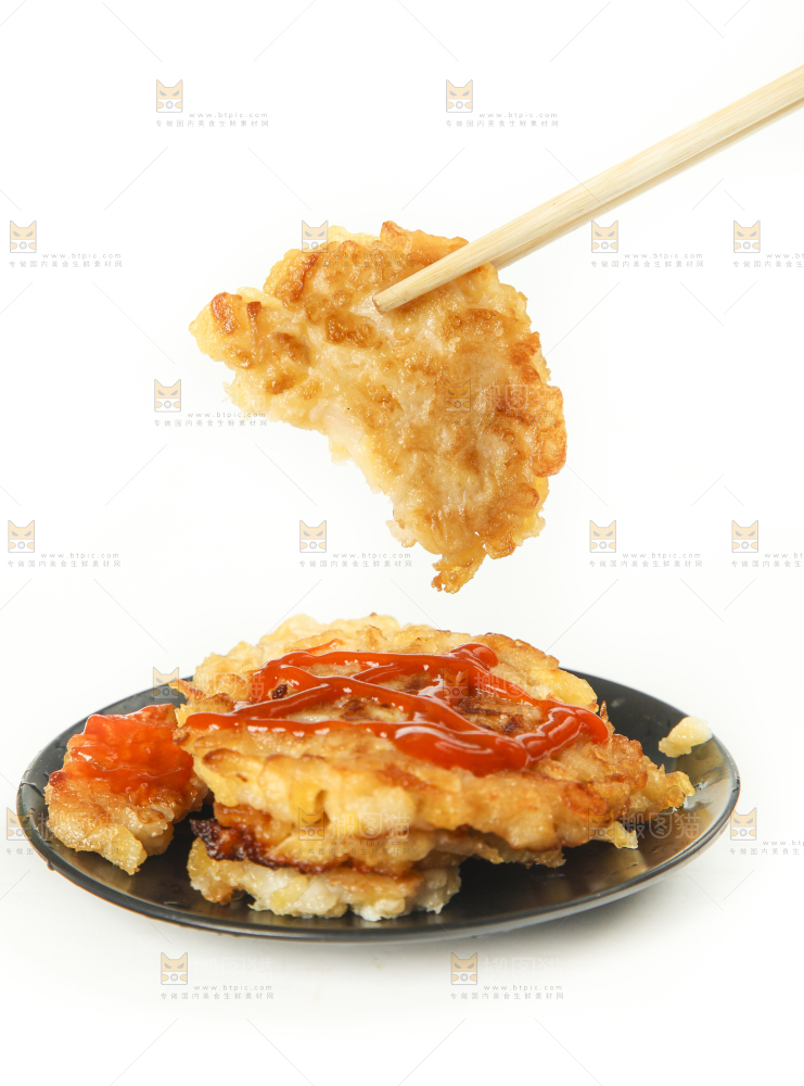 碟子里装着煎土豆饼