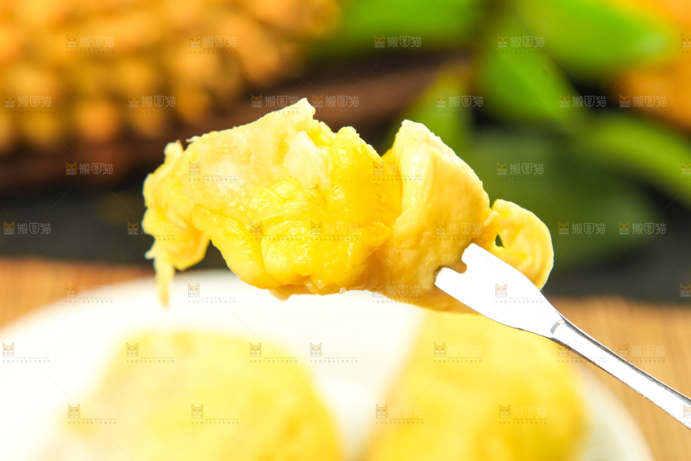 叉子叉着榴莲