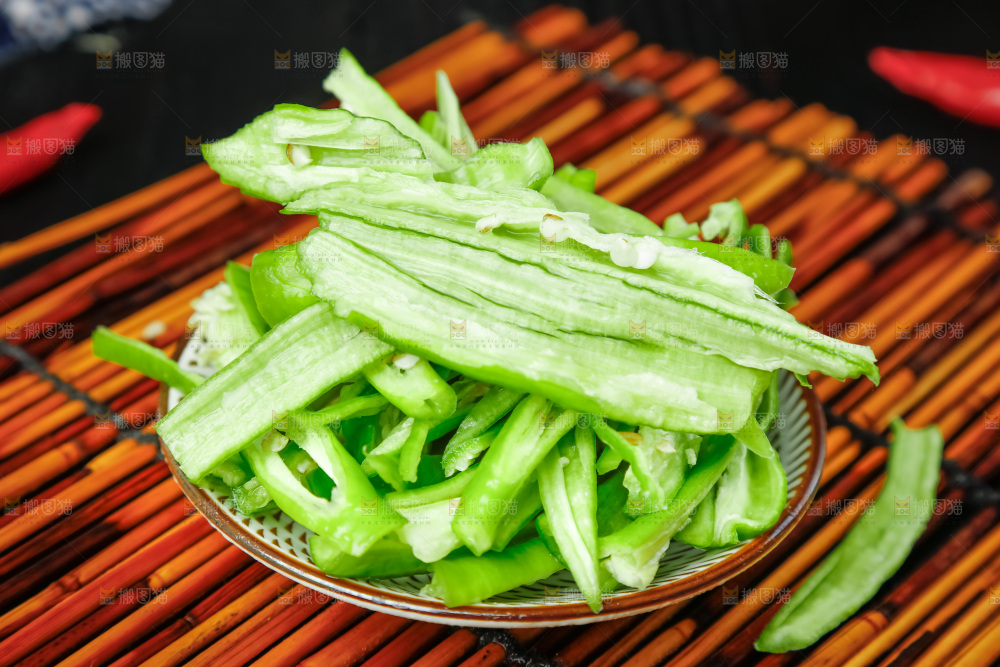 盘子里装着辣椒